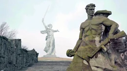 Vor 80 Jahren endete die Schlacht von Stalingrad: 200 Tage &ndash; &uuml;ber eine Millionen Tote. Heute herrscht wieder Krieg in Europa. Man sieht Bilder aus Stalingrad und denkt auch an die Gegenwart. Die Stimmen jener, die Stalingrad erlebten, sprechen aus Briefen und Tageb&uuml;chern &ndash; von Zivilisten und von Soldaten, von Russen und  von Deutschen. In manchen F&auml;llen das Letzte, was von einem Menschen blieb. - Die Mutter-Heimat-Statue in Wolgograd.