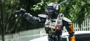Chappies (Sharlto Copley) besondere Eigenschaft wie ein Mensch empfinden zu k&ouml;nnen, ist in vielerlei Hinsicht eine Herausforderung f&uuml;r den Roboter. Er muss lernen, sich in der "echten Welt" zurecht zu finden.