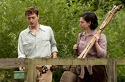 Derek Jackson (l., Jack Michael Stacey) und Pamela Mitford (r., Isobel Jesper Jones).