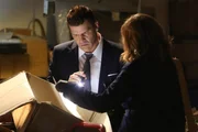 Booth (David Boreanaz, l.); Brennan (Emily Deschanel, r.)