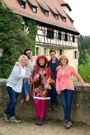 Trotz Fastenkur sind die Dienstagsfrauen gut gelaunt (v.l.n.r.): Eva (Saskia Vester), Kiki (Mimi Fiedler), Estelle (Nina Hoger), Judith (Jule Ronstedt) und Caroline (Ulrike Kriener). Trotz Fastenkur sind die Dienstagsfrauen gut gelaunt (v.l.n.r.): Eva (Saskia Vester), Kiki (Mimi Fiedler), Estelle (Nina Hoger), Judith (Jule Ronstedt) und Caroline (Ulrike Kriener).