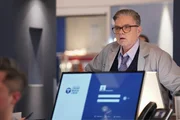 Chicago Med Staffel 10 Folge 18: Er beobachtet das Geschehen erstaunt: Oliver Platt als Dr. Daniel Charles. Chicago Med Staffel 10 Folge 18: Er beobachtet das Geschehen erstaunt: Oliver Platt als Dr. Daniel Charles.