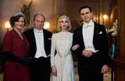 v.l.n.r. Lady Cunard (Gemma Page) Winston Churchill (Robert Daws), Diana Mitford (Joanna Vanderham) und Bryan Guinness (Calam Lynch)