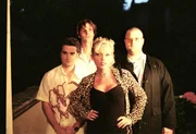 Mit der Hilfe der Prostituierten Rita (Kelly Trump, M.) machen sich Sebastian (Oliver K. Wnuk, l.), Hille (Antoine Monot jr., r.) und Thomas (Max von Thun, 2.v.l.) daran, Dirk zu verf&uuml;hren ...