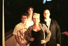 Mit der Hilfe der Prostituierten Rita (Kelly Trump, M.) machen sich Sebastian (Oliver K. Wnuk, l.), Hille (Antoine Monot jr., r.) und Thomas (Max von Thun, 2.v.l.) daran, Dirk zu verf&uuml;hren ...