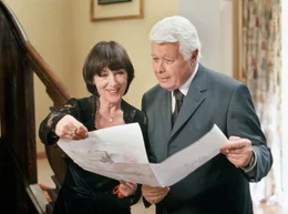 Anna (Heidelinde Weis) und Friedrich (Peter Weck) betrachten begeistert die Bilder, die ihre Enkelkinder gemalt haben.