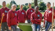 Gleich am ersten Tag geht es f&uuml;r Laura, Stella, Inga, Kalid, Jakob und Nick (v.l.n.r.) gleich richtig los: Die komplette Afrika-Savanne muss von Tierkacke befreit und das Futter ausgebracht werden.