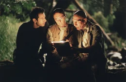 Ist es bereits zu sp&auml;t, als Ian Malcolm (Jeff Goldblum, l.), Peter Ludlow (Arliss Howard, M.) und Roland Tembo (Pete Postlethwaite, r.) erkennen, dass sie gegen die Dinosaurier nur wenig ausrichten und sie noch weniger unter Kontrolle halten k&ouml;nnen?