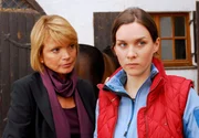 Barbara (Uschi Glas, li.) spricht ein ernstes Wort mit ihrer Tochter Ina (Kathrin von Steinburg).