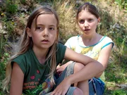 Zwei Mädchen (Klare und Stella Butz) beobachten den Absturz des Drachenfliegers in die Donau. Zwei Mädchen (Klare und Stella Butz) beobachten den Absturz des Drachenfliegers in die Donau.