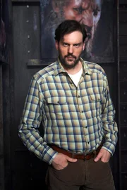 (2. Staffel) - Eddy Monroe (Silas Weir Mitchell) ist ein Märchenwolf, der sich jedoch bereiterklärt, Nick bei der Jagd nach bösen, märchenhaften Kreaturen zu helfen. (2. Staffel) - Eddy Monroe (Silas Weir Mitchell) ist ein Märchenwolf, der sich jedoch bereiterklärt, Nick bei der Jagd nach bösen, märchenhaften Kreaturen zu helfen.