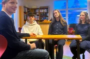Waren die Schulschlie&szlig;ungen in der Pandemie zu hart? ARD-Rechtsexperte Frank Br&auml;utigam spricht mit den Sch&uuml;ler:innen (v.l.n.r.). Siamo, Silvan und Pia.