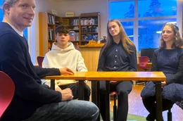 Waren die Schulschlie&szlig;ungen in der Pandemie zu hart? ARD-Rechtsexperte Frank Br&auml;utigam spricht mit den Sch&uuml;ler:innen (v.l.n.r.). Siamo, Silvan und Pia.