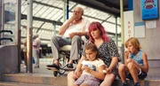 v.li.: Hermann (Karl Fischer), Jackie (Johanna Kottulinsky), Annika (Stefanie Reinsperger), Niki (Jonas Gerzabek)