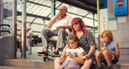 v.li.: Hermann (Karl Fischer), Jackie (Johanna Kottulinsky), Annika (Stefanie Reinsperger), Niki (Jonas Gerzabek)