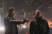 L-R: Leonard (Bruce Willis) und Harry Turner (Kellan Lutz)