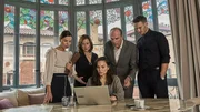 Nachdem die Prinzessin verschwunden ist, herrscht große Aufregung bei ihrer Assistentin Carolina (Liliana Cabal, l.), Isabel Santos (Inka Friedrich, 2.v.l.), Viktor Hansen (Herbert Knaup, 2.v.r.) und Mateo Bonachera (Vladimir Burlakov, r.). Doch Laura Santos (Mina Tander, M.) behält einen kühlen Kopf und ortet die Prinzessin mit Hilfe des Handys, das sie bei sich hat. Nachdem die Prinzessin verschwunden ist, herrscht große Aufregung bei ihrer Assistentin Carolina (Liliana Cabal, l.), Isabel Santos (Inka Friedrich, 2.v.l.), Viktor Hansen (Herbert Knaup, 2.v.r.) und Mateo Bonachera (Vladimir Burlakov, r.). Doch Laura Santos (Mina Tander, M.) behält einen kühlen Kopf und ortet die Prinzessin mit Hilfe des Handys, das sie bei sich hat.