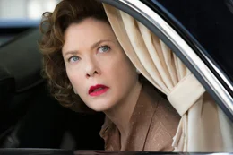 Lucy Mabrey (Annette Bening) &icirc;n maşină