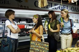 Wollen ihre Freundin Victoria (Anna Kubin, r.) schnellst m&ouml;glich entjungfern lassen (v.l.n.r.): Katrin (Martina Hill), Amira (Lucie Pohl) und Sandra (Vera Baranya) ...