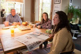 Im Bild: Bruno Hofer (Harald Krassnitzer), Lucy Hofer (Sophie Stockinger), Maria Hofer (Ursula Strauss).