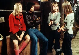 Die Zwillinge Billy und Bobby (Birgit und Bettina Westhausen) im Stall mit Anke (Jutta Speidel) und Klaus (Bernd Herzsprung).