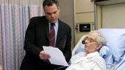 Detective Goren (Vincent D'Onofrio, l.) befragt den verletzten Star-Physiker John Manotti (Austin Pendleton) im Krankenhaus.