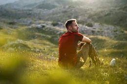 Der junge franz&ouml;sische Landwirt R&eacute;mi Dupouy macht sich auf eine Reise durch S&uuml;ditalien, wo bis heute bestimmte traditionelle Rassen von Ziegen, Schweinen, Hofhunden und K&uuml;hen in Einklang mit der Natur gez&uuml;chtet werden.