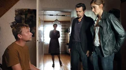 Auch wenn Blut dicker ist als Wasser: Sandra Mohr (Miriam Stein) und ihr Chef Sascha Bergmann (Hary Prinz) vernehmen Mike (Robert Stadlober), den Stiefbruder der Ermittlerin. Helga Mohr (Aglaia  Szyszkowitz, hinten) h&ouml;rt zu.
