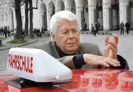 Vierzig Jahre hat Friedrich (Peter Weck) sich erfolgreich dagegen gewehrt, den F&uuml;hrerschein zu machen, doch nun hat es ihn erwischt.