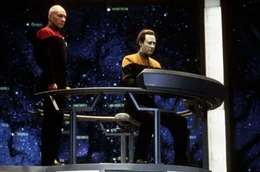 Die Mission von Captain Picard (Patrick Steward, l.), Data (Brent Spiner, r.) und dem Rest der Enterprise-D Crew verl&auml;uft anders, als geplant ...