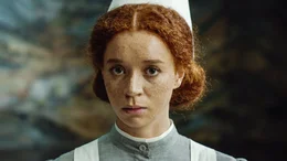 Krankenpflegerin Dorothy (Erin Kellyman) m&ouml;chte Owen James helfen.