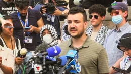 Trotz dauerhafter Aufenthaltsgenehmigung wird Mahmoud Khalil von der Einwanderungsbeh&ouml;rde ICE wegen seiner Beteiligung an Protesten f&uuml;r ein Ende des Gazakriegs festgenommen.