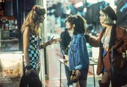 Kit De Luca (Laura San Giacomo, m.), Vivian Ward (Julia Roberts, r.).