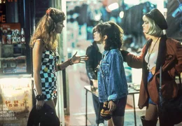Kit De Luca (Laura San Giacomo, m.), Vivian Ward (Julia Roberts, r.).