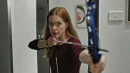 Kate (Gillian Alexy)