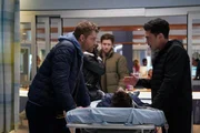 Chicago Med Staffel 10 Folge 18 Ein Junge mit Schlangenbiss wird eingeliefert: Luke Mitchell als Dr. Mitch Ripley, Darren Barnet als Dr. John Frost Chicago Med Staffel 10 Folge 18 Ein Junge mit Schlangenbiss wird eingeliefert: Luke Mitchell als Dr. Mitch Ripley, Darren Barnet als Dr. John Frost