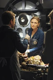 Hodgins (T. J. Thyne, l.) erklärt Brennan (Emily Deschanel) seine Theorie: Bei dem Toten, der sowohl die Merkmale eines Menschen als auch die eines Vogels aufweist, handelt es sich seiner Meinung nach um ein geheimes Forschungsprojekt der US Army. Hodgins (T. J. Thyne, l.) erklärt Brennan (Emily Deschanel) seine Theorie: Bei dem Toten, der sowohl die Merkmale eines Menschen als auch die eines Vogels aufweist, handelt es sich seiner Meinung nach um ein geheimes Forschungsprojekt der US Army.