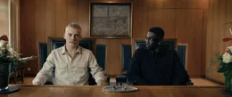 Im Standesamt: Gibt Dennis (Julius Nitschkoff, l.) zur Ehe mit Babtou (Farba Dieng, r.) das Ja-Wort?