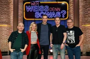 Moderator Kai Pflaume (M.) und seine Rateteam-Kapit&auml;ne Bernhard Ho&euml;cker (l.) und Elton (r.) begr&uuml;&szlig;en in dieser Sendung die Schauspielerin Susan Sideropoulos (2.v.l.)  und den Schauspieler Fabian Harloff (2.v.r.).