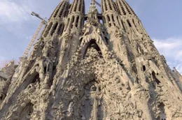 Seit der Fertigstellung des Hauptturms im Februar 2026 ist die Sagrada Fam&iacute;lia die h&ouml;chste Kirche der Welt.