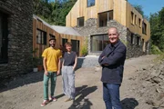 V.l.: Rob, Ruth und Kevin McCloud Die Verwendung des sendungsbezogenen Materials ist nur mit dem Hinweis und Verlinkung auf RTL+ gestattet. V.l.: Rob, Ruth und Kevin McCloud Die Verwendung des sendungsbezogenen Materials ist nur mit dem Hinweis und Verlinkung auf RTL+ gestattet.