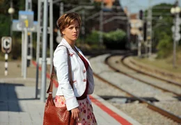 Billie (Muriel Baumeister) kehrt nach Spanien zur&uuml;ck.