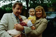 2. Berthold Sanwaldt (G&uuml;nter Mack) und Margot Dubies (Jutta Speidel) als gl&uuml;ckliche Eltern... und Gro&szlig;eltern.