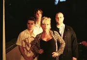 Mit der Hilfe der Prostituierten Rita (Kelly Trump, M.) machen sich Sebastian (Oliver K. Wnuk, l.), Hille (Antoine Monot jr., r.) und Thomas (Max von Thun, 2.v.l.) daran, Dirk zu verf&uuml;hren ...