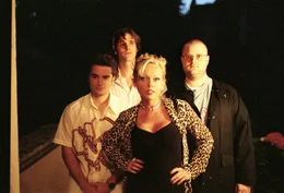 Mit der Hilfe der Prostituierten Rita (Kelly Trump, M.) machen sich Sebastian (Oliver K. Wnuk, l.), Hille (Antoine Monot jr., r.) und Thomas (Max von Thun, 2.v.l.) daran, Dirk zu verf&uuml;hren ...
