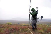 Der Geophysiker Nicholas Hasson scannt den Permafrost mit dem Very-Low-Frequency-Verfahren.