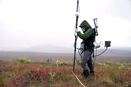 Der Geophysiker Nicholas Hasson scannt den Permafrost mit dem Very-Low-Frequency-Verfahren.