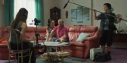 Andi (Milan Peschel) und Tracy (Minh-Khai Phan-Thi) werden von Zoe (Helena Yousefi) und Rocco (Hoang Minh Ha) für ein Schulprojekt zum Thema "Gender Pay Gap" interviewt. Andi (Milan Peschel) und Tracy (Minh-Khai Phan-Thi) werden von Zoe (Helena Yousefi) und Rocco (Hoang Minh Ha) für ein Schulprojekt zum Thema "Gender Pay Gap" interviewt.