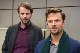 L-R: Freddy Turek (Dominik Warta), Lukas Horvath (Philipp Hochmair).
