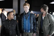 Semir (Erdogan Atalay, l.) und Ben (Tom Beck, r.) sind erstaunt, als sie von Hartmut (Niels Kurvin) erfahren, dass es sich bei dem Model Jessica um seine Schwester handelt.